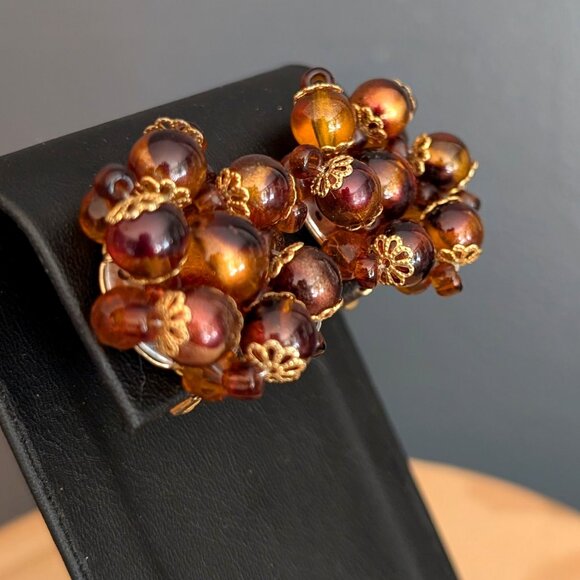 Vintage cluster beaded clip on earrings - Picture 4 of 7